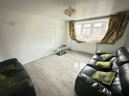 5 Bed Semi-Detached House, Clare Avenue, SS11