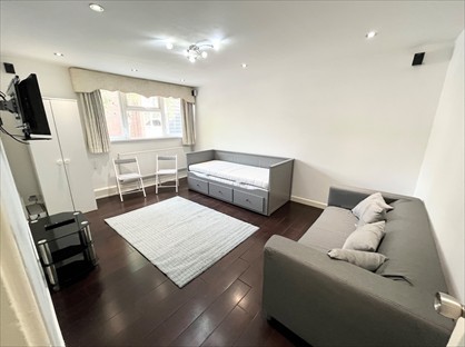 3 Bed Flat, Wayford Street, SW11