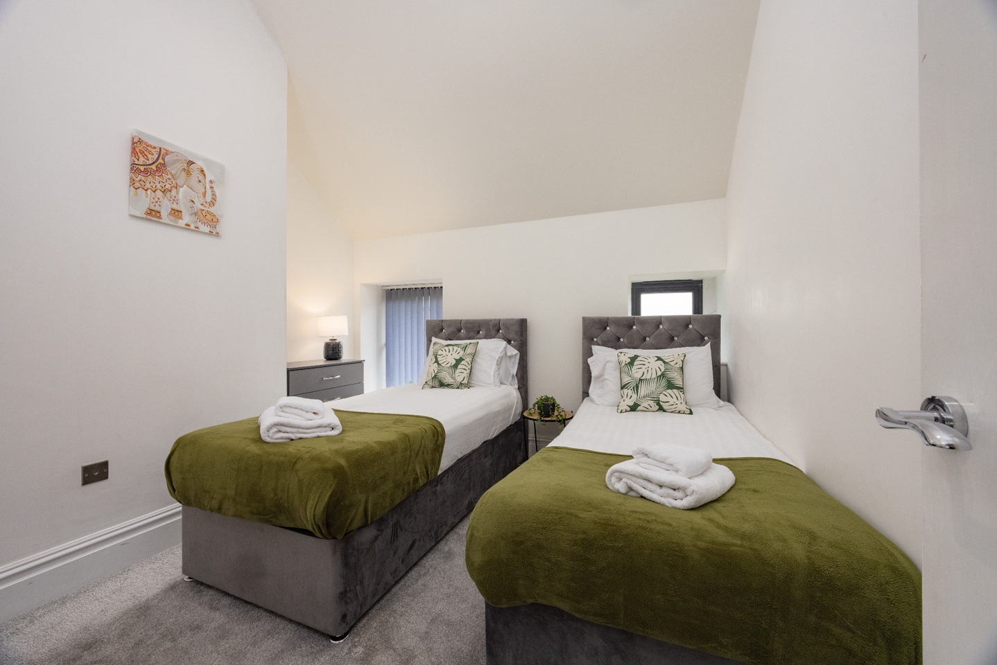 2 Bed Flat, Cliff House, LS12 photo 2