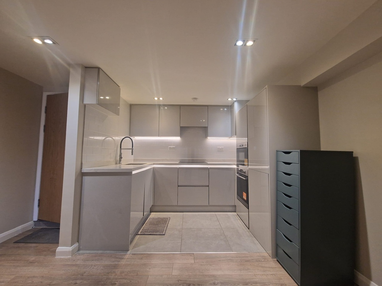 1 Bed Flat, Lavender Hill, SW11, N1 7GU