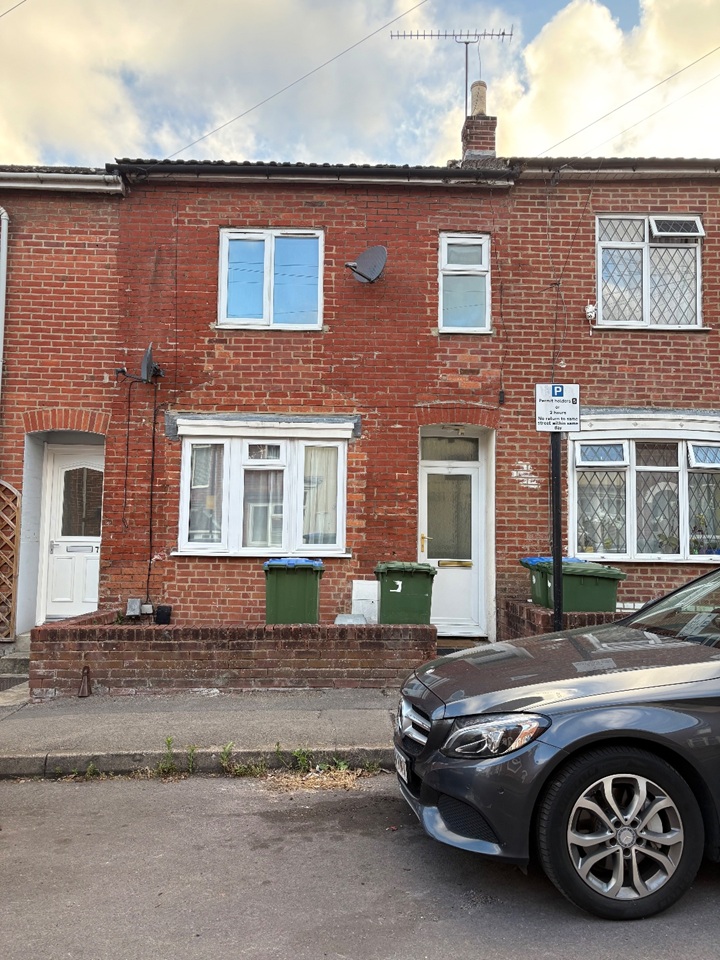 3 Bed Terraced House, Earls Road, SO14, N1 7GU