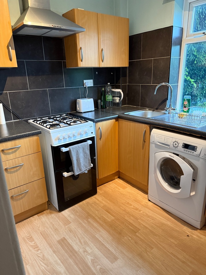 2 Bed Flat, Nethergreen Road, S11 photo 2