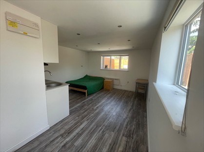 Studio Flat, Chantry Road, KT9