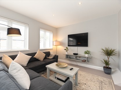 3 Bed Flat, New Broadway, TW12