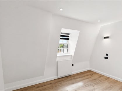 2 Bed Flat, Leatherhead, KT22