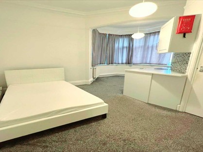 Studio Flat, Queens Park Gardens, BH8