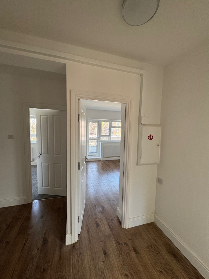 3 Bed Flat, Royston House, SE15 photo 3