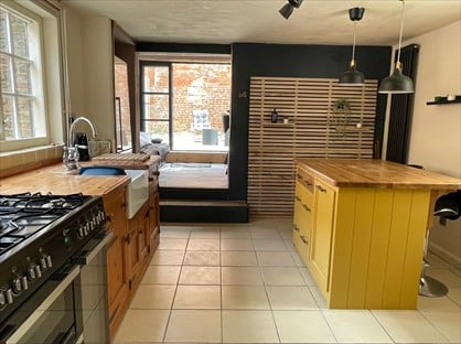 4 Bed Terraced House, South Street, LN7