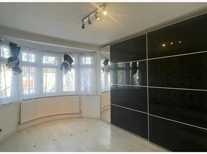 Room in a Shared House, Holland Park Avenue, IG3