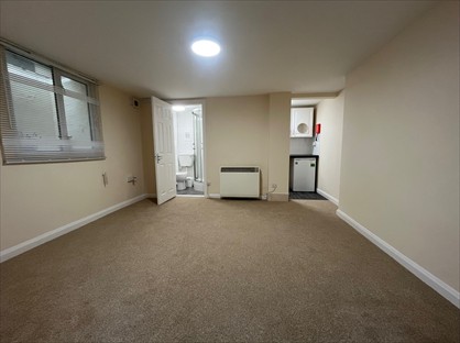 Studio Flat, Wheeler Street, ME14