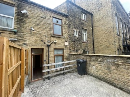 1 Bed Flat, St. James Road, HX1