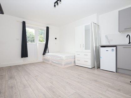 Studio Flat, Arngask Road, SE6
