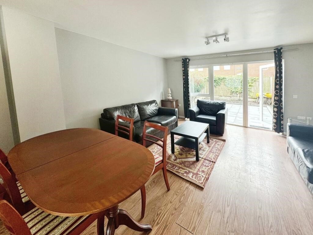 3 Bed Terraced House, Devonshire Street South, M13