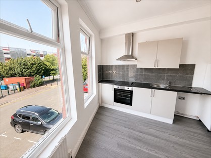 Studio Flat, Kensington, L7