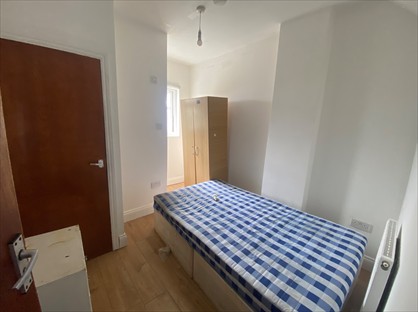 Bedsit, Eastern Avenue, IG2