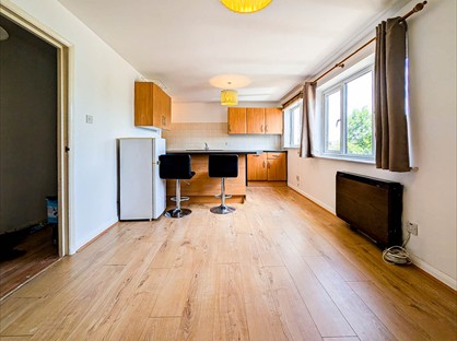 1 Bed Flat, Wellington Road, SW19
