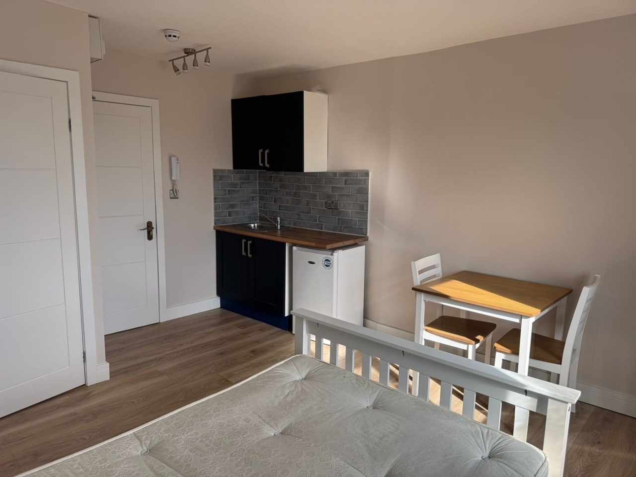 London - Studio Flat, London, NW2 - To Rent Now for £1,095.00 p/m