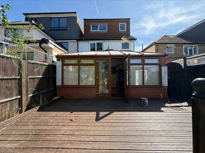 4 Bed Semi-Detached House, Meadow Waye, TW5