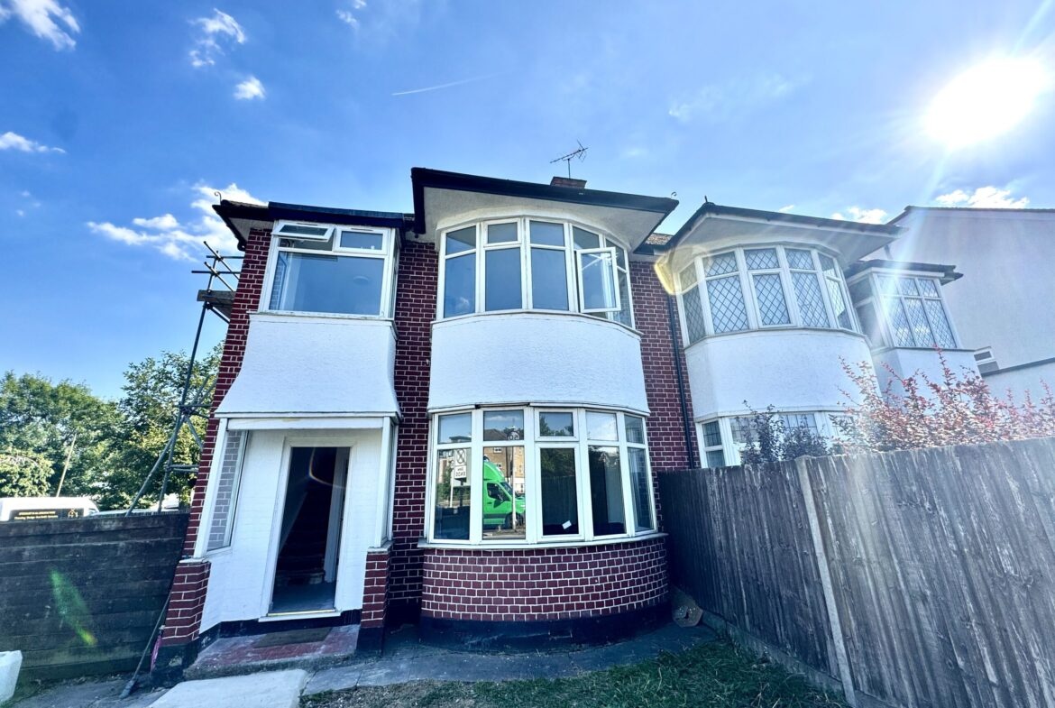 London - Studio Flat, Great North Way, NW4 - To Rent Now for £1,200.33 p/m