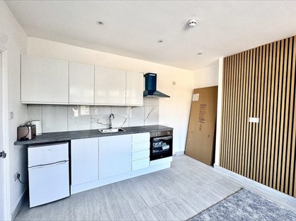 Studio Flat, Great North Way, NW4