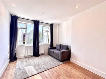 1 Bed Flat, Great North Way, NW4