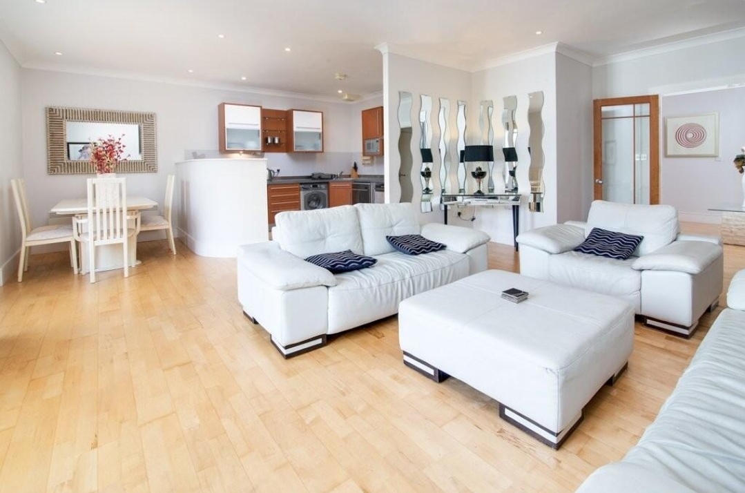 3 Bed Flat, St. James Place, B15 photo 2