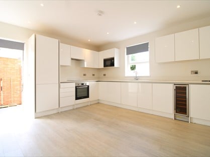 3 Bed Terraced House, Emlagh Court, CR0