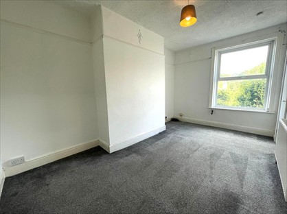 3 Bed Terraced House, Newsome Road, HD4