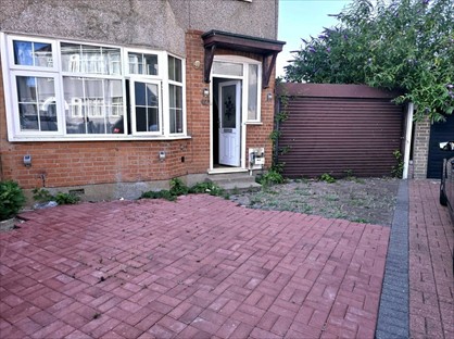 3 Bed Terraced House, Hawthorn Avenue, RM13