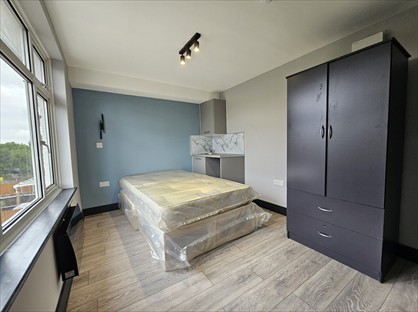 Studio Flat, Ardrossan Gardens, KT4