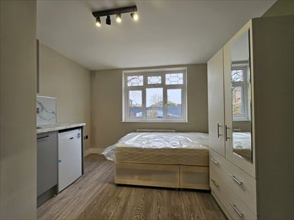 Studio Flat, Nursery Gardens, TW18