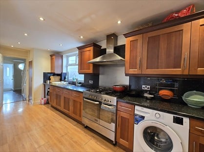 5 Bed Semi-Detached House, Lodge Lane, RM5