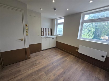 Studio Flat, Totteridge Road, EN3