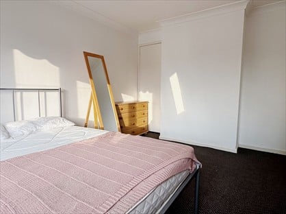 Bedsit, Stoneleigh Road, IG5