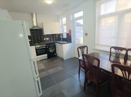 5 Bed Semi-Detached House, Addiscombe Road, CR0