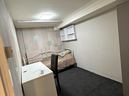 4 Bed Flat, Upper High Street, KT17