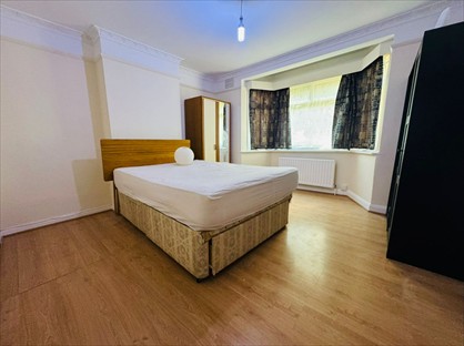 1 Bed Flat, Gauntlett Road, SM1