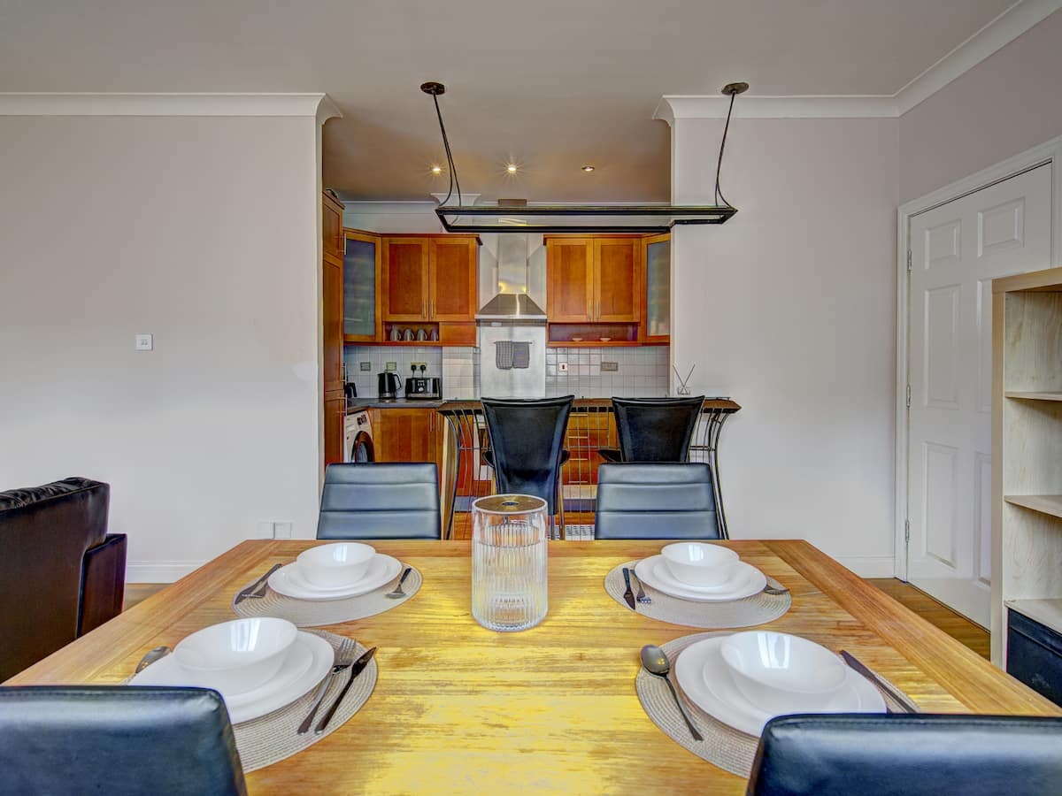 2 Bed Flat, Whitworth Street, M1 photo 2