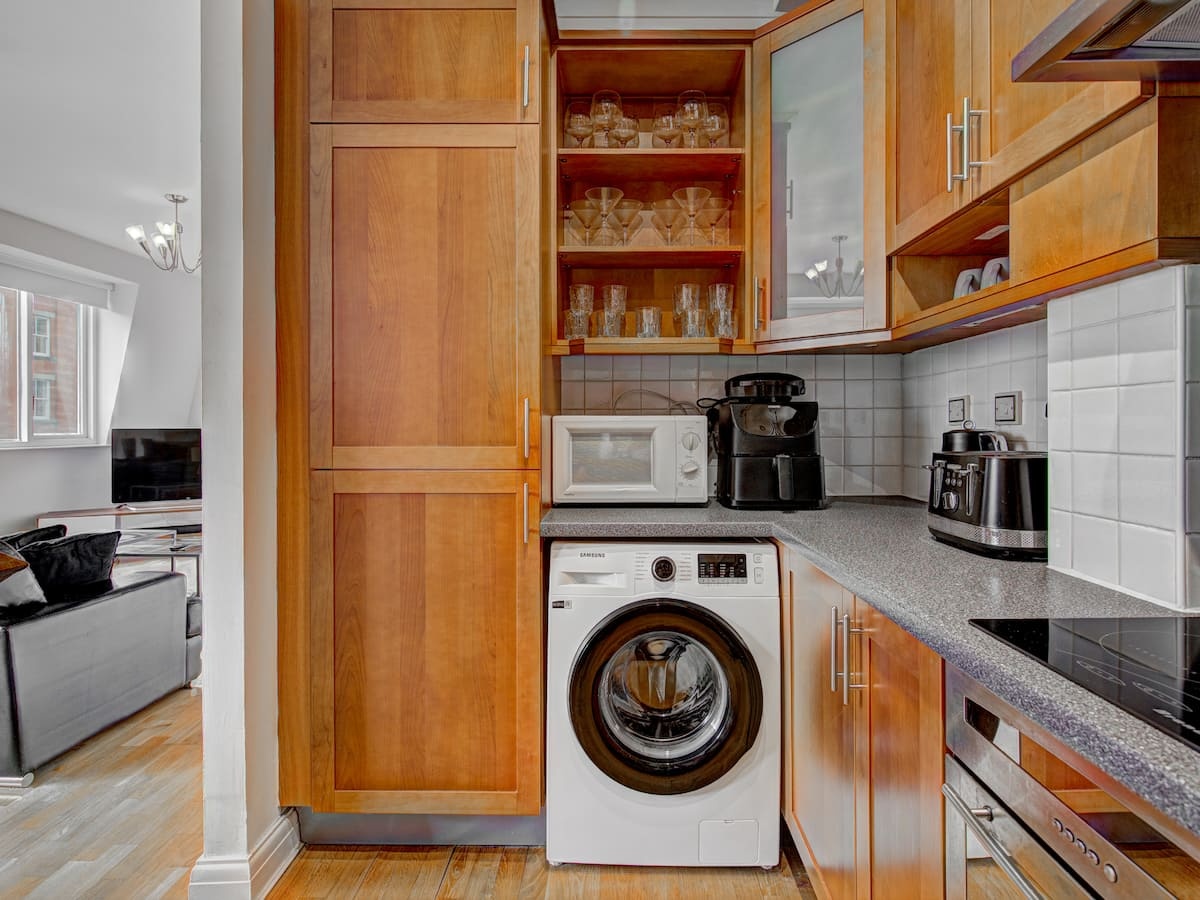 2 Bed Flat, Whitworth Street, M1 photo 3