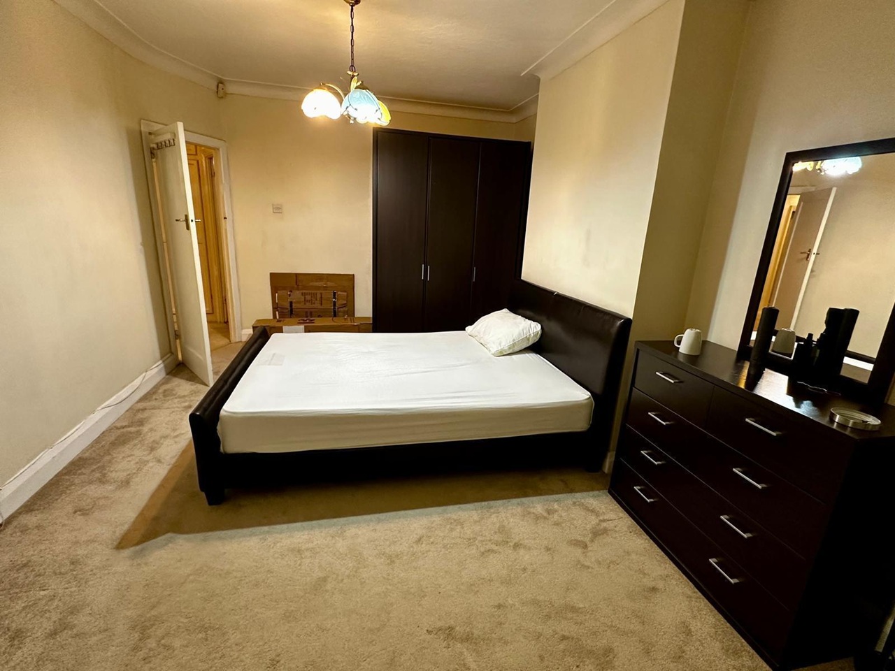 Ilford - Room in a Shared House, Roding Lane South, IG4 - To Rent Now ...