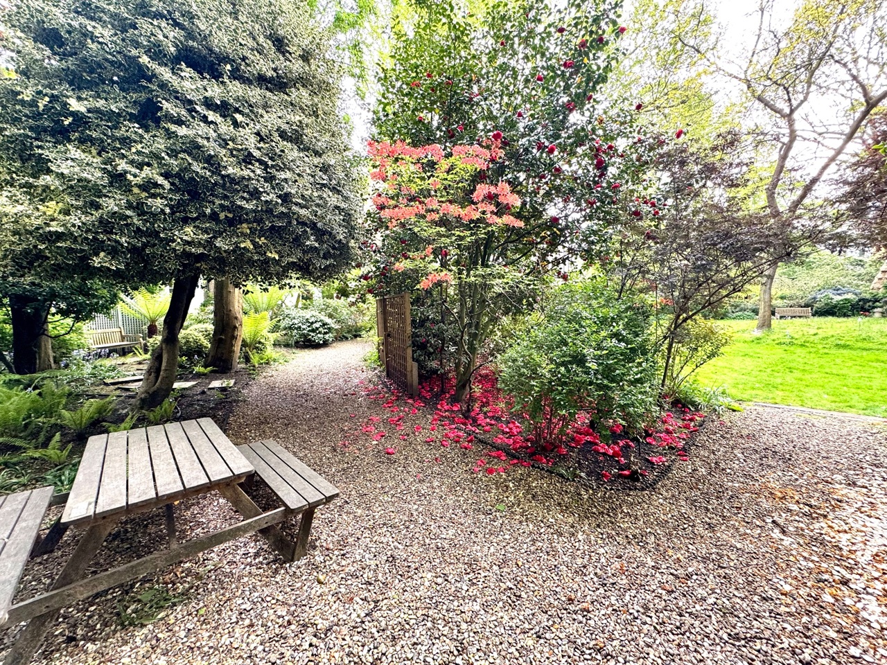 2 Bed Flat, Gledhow Gardens, SW5 photo 2