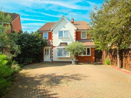 4 Bed Detached House, Robertson Drive, SS12