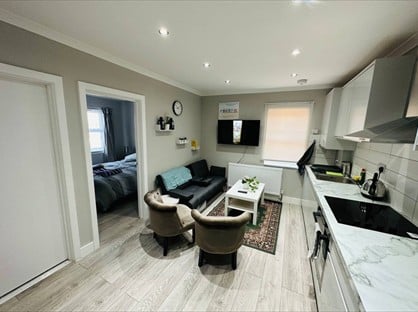 1 Bed Flat, Long Lane, UB10