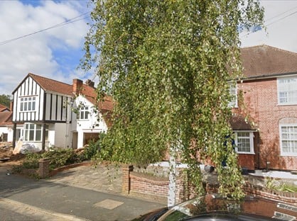 Studio Flat, Links Avenue, RM2
