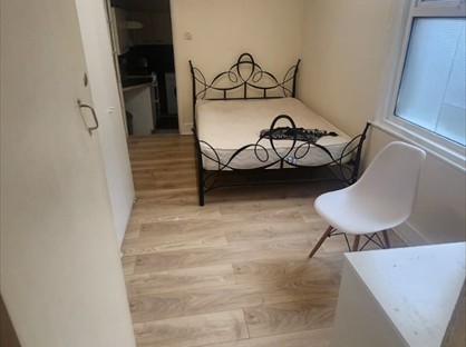 Studio Flat, Huxley Road, E10