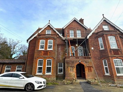 1 Bed Flat, Dippen Hall, RH7