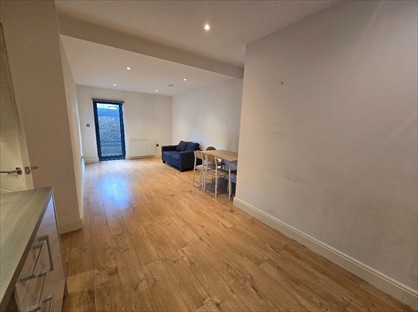 1 Bed Flat, Woburn House, KT15