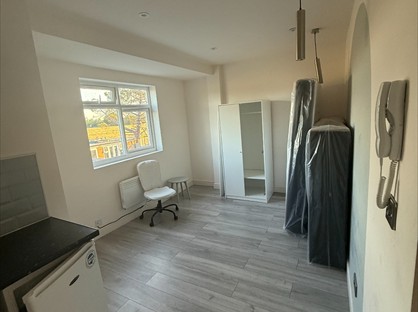 Studio Flat, Woodmansterne Road, SW16