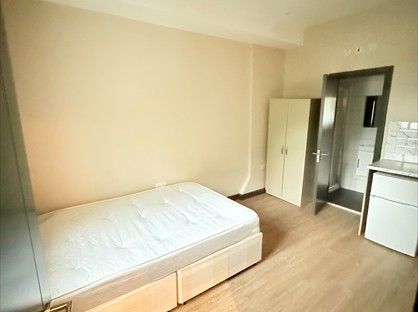 Studio Flat, South Street, KT18