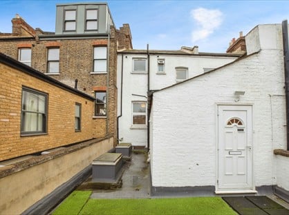 2 Bed Flat, Off Bridge Road, SW19